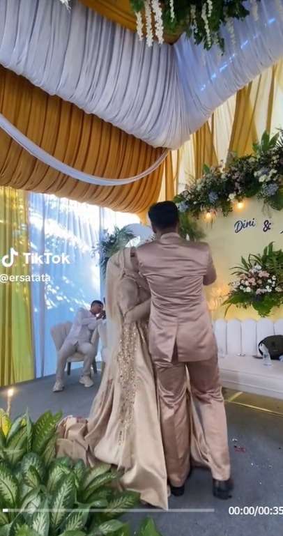 Momen Haru Pengantin Berlari Tinggalkan Pelaminan Berikan Bunga ke Kakak yang Dilangkahinya, Ibunya Sampai Menangis