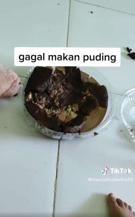 Gegara ulah anak, gagal makan puding.