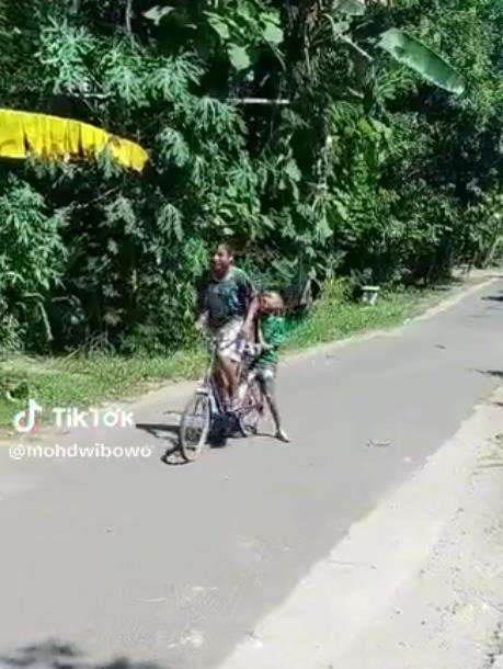 Bocah jatuhkan HP