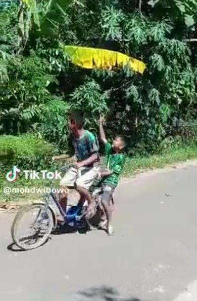 Bocah jatuhkan HP