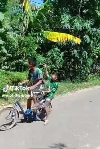 Bocah jatuhkan HP