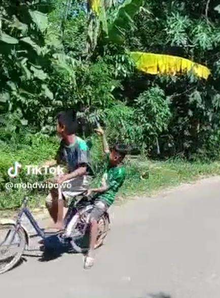 Bocah jatuhkan HP