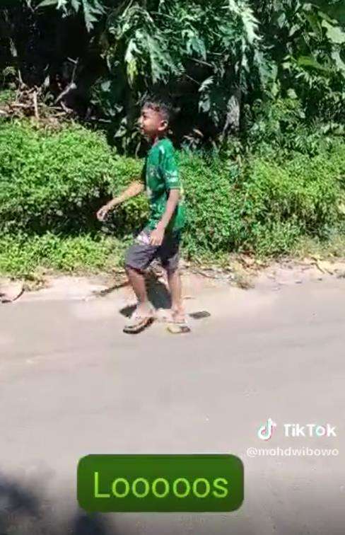 Bocah jatuhkan HP
