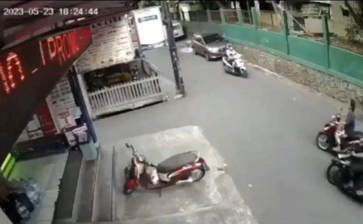 Motor hilang masuk gorong-gorong.