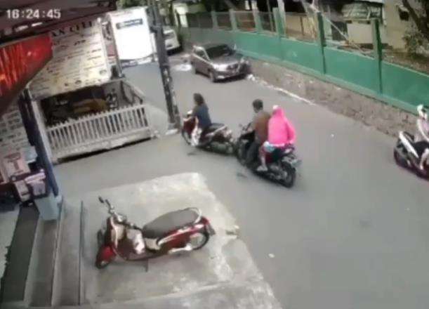 Motor hilang masuk gorong-gorong.