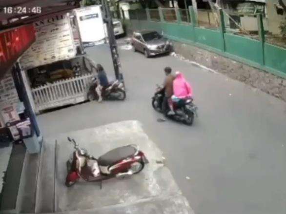 Motor hilang masuk gorong-gorong.