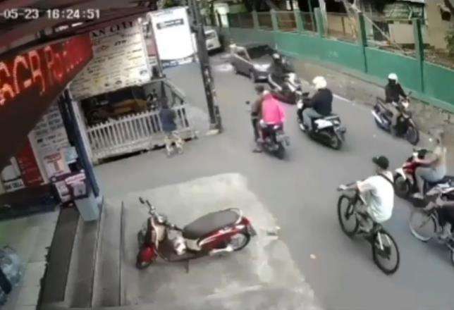 Motor hilang masuk gorong-gorong.