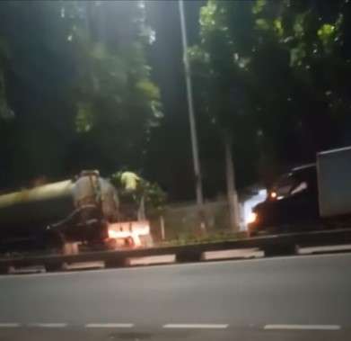 Mobil Mengantri di Jalur Busway