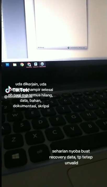 Nyesek Banget! Mahasiswa Tingkat Akhir Nangis Tersedu-Sedu File Skripsinya Hilang Padahal Hampir Selesai