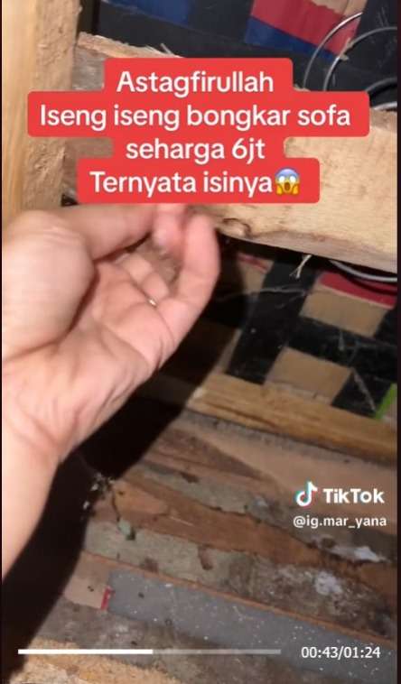 Iseng Bongkar Sofa Harga 6 Juta, Penampakan di Dalamnya Bikin Menangis