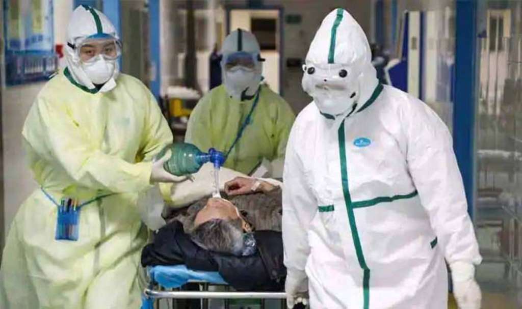 Petugas kesehatan tengah membawa pasien Covid