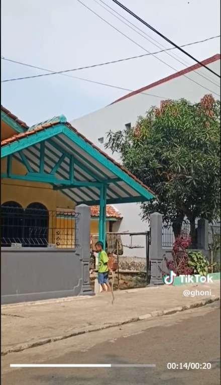 Momen Bocah Pulang Bawa Kayu Tak Bisa Masuk Rumah Padahal Pagar Terbuka Lebar, Bikin Warganet Gemas!