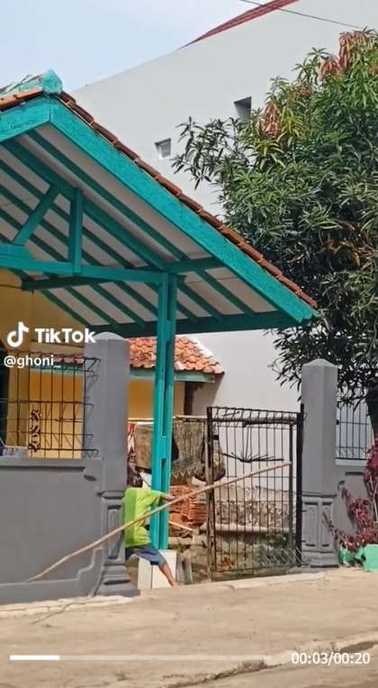 Momen Bocah Pulang Bawa Kayu Tak Bisa Masuk Rumah Padahal Pagar Terbuka Lebar, Bikin Warganet Gemas!
