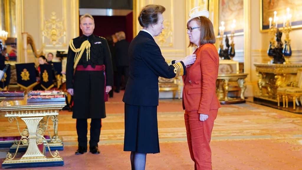 Sarah Gilbert saat mendapat penghargaan dan gelar