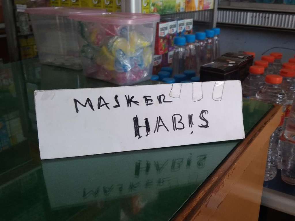 Pengumuman masker habis di apotik di  awal pandemi di Indonesia