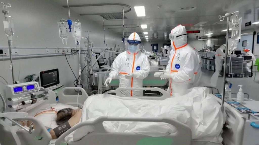 Perawat tengah merawat pasien Covid