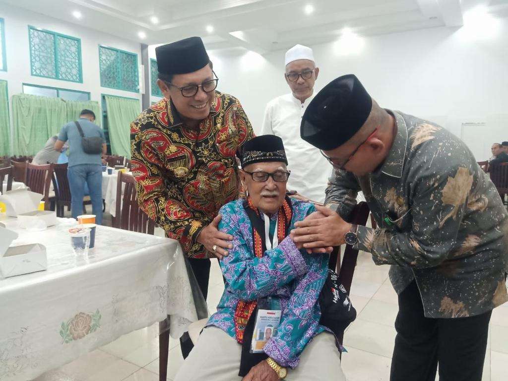 Kakek Umur Seabad Rela Jual Tanah Untuk Berangkat Haji, Seluruh Harta Sudah Diwariskan ke Anaknya