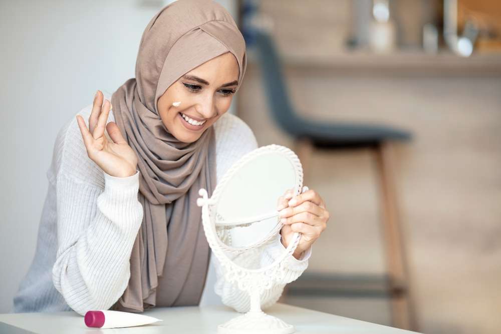 Tips Makeup Fresh dan Stunning Seharian Saat Liburan, Dijamin Selfie Ready!