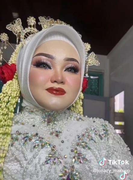 Transformasi wajah pengantin berjerawat batu.