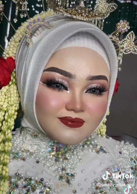 Transformasi wajah pengantin berjerawat batu.