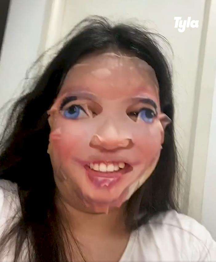 Topeng Barbie menakutkan.