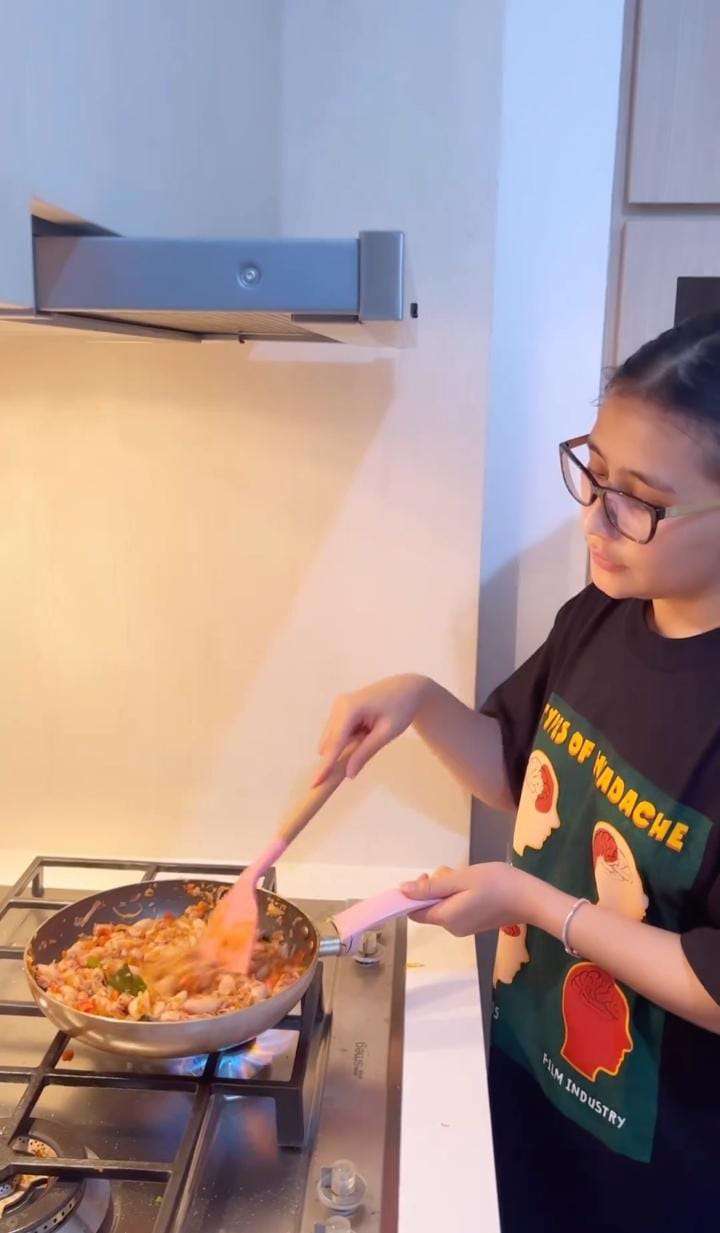Potret Prilly Latuconsina
