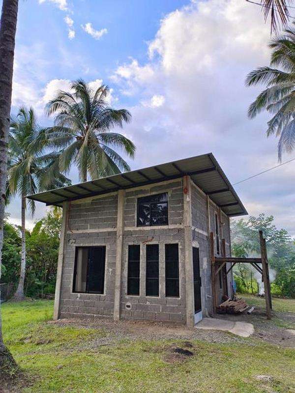 Rumah minimalis bergaya industri setengah jadi.