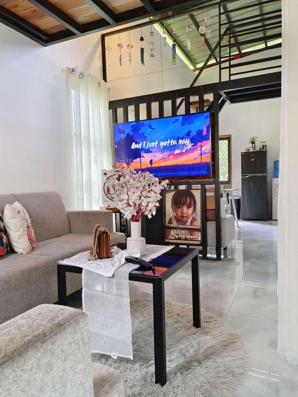 Rumah minimalis bergaya industri setengah jadi.
