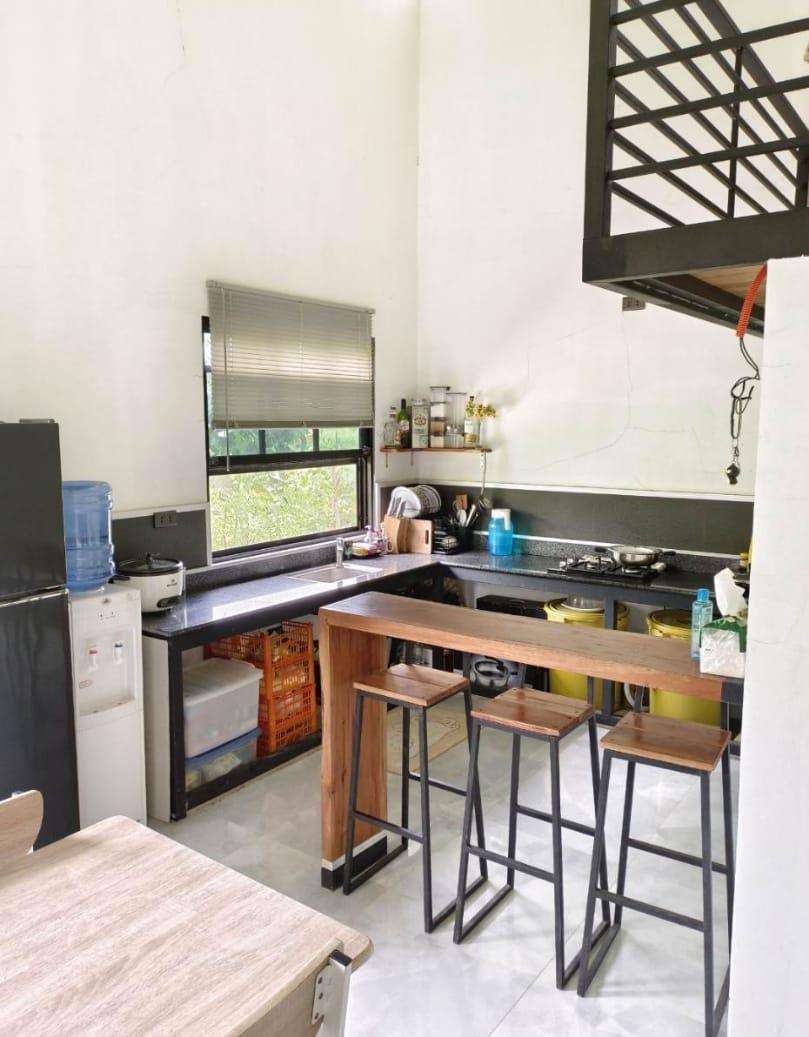 Rumah minimalis bergaya industri setengah jadi.