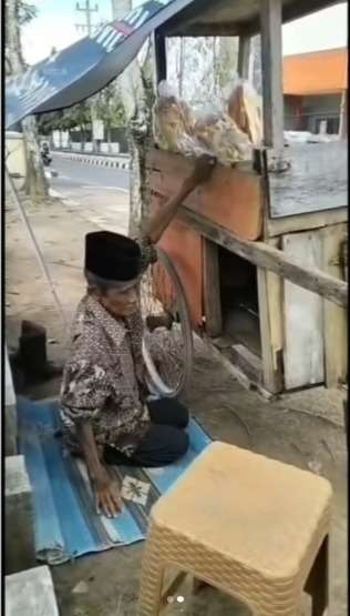 Momen Pilu Kakek Penjual Kerupuk dengan Gerobak Reyot, Tetap Ingat Sholat Meski Beralaskan Tikar di Pinggir Jalan