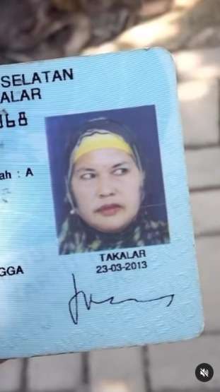 Ekspresi Sinis Wanita Saat Foto KTP, Bikin yang Lihat Ngerasa Sedang Dimarahi