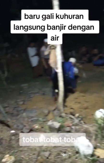 Kuburan baru digali kebanjiran.