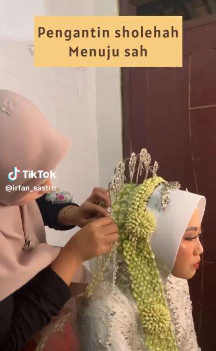 Pengantin hafalan Quran saat dirias.