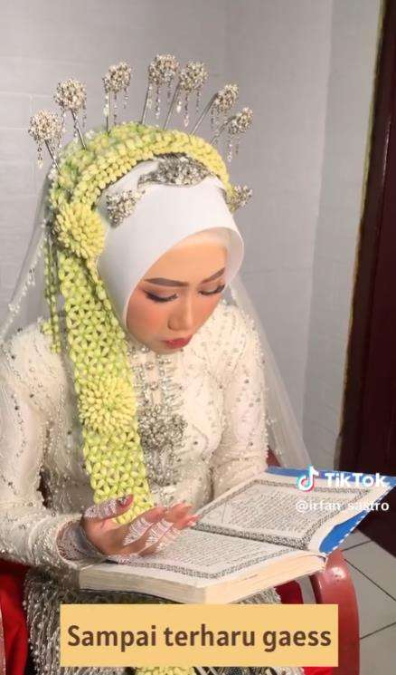 Pengantin hafalan Quran saat dirias.