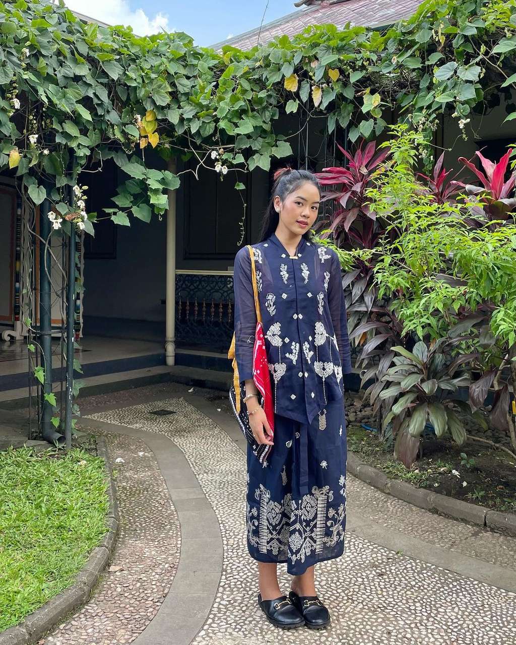 Outfit Kebaya Ala Rania Yamin (Sumber: Instagram @raniaayamin)