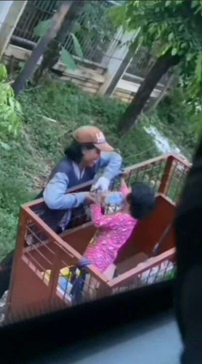 Momen Haru Pemulung Asyik Main dengan Anaknya, Bukti Bahagia itu Sederhana