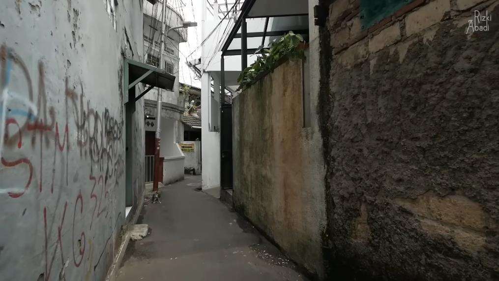 Rumah mungil di gang sempit tapi desain interiornya bikin melongo