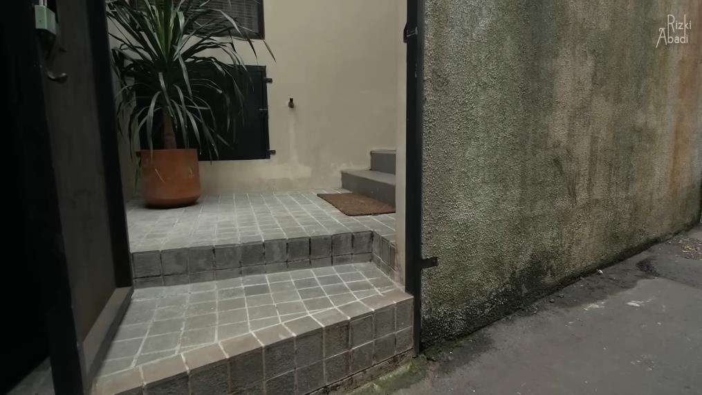 Rumah mungil di gang sempit tapi desain interiornya bikin melongo