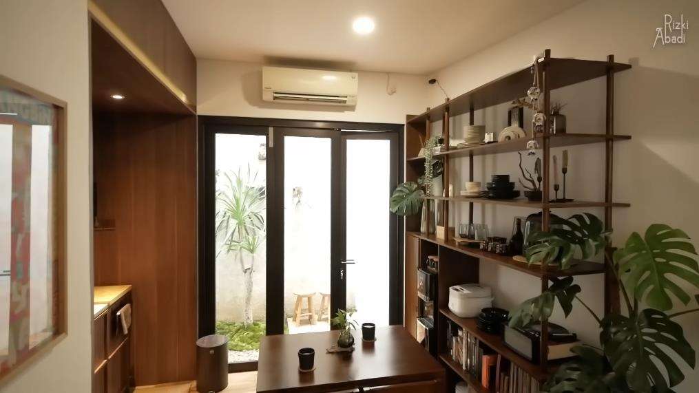 Rumah mungil di gang sempit tapi desain interiornya bikin melongo