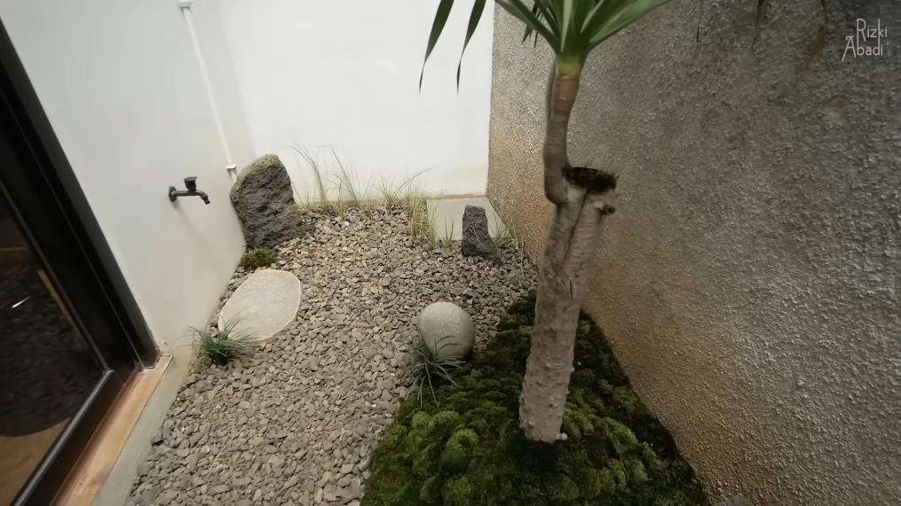 Rumah mungil di gang sempit tapi desain interiornya bikin melongo