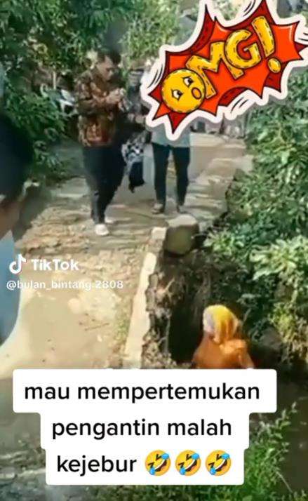 Aksi kocak emak-emak saat hadiri acara temu pengantin.