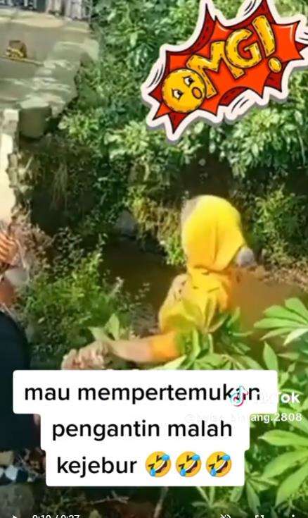 Aksi kocak emak-emak saat hadiri acara temu pengantin.