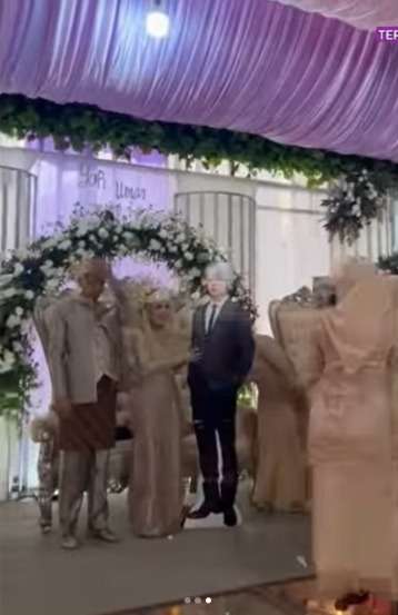 Momen Pengantin Wanita dan Teman-Temannya Exited Foto Bareng Replika Idol K-Pop, Sampai Suami Tak Diajak