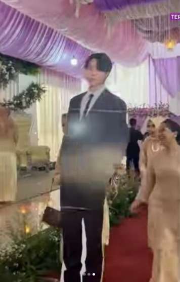 Momen Pengantin Wanita dan Teman-Temannya Exited Foto Bareng Replika Idol K-Pop, Sampai Suami Tak Diajak
