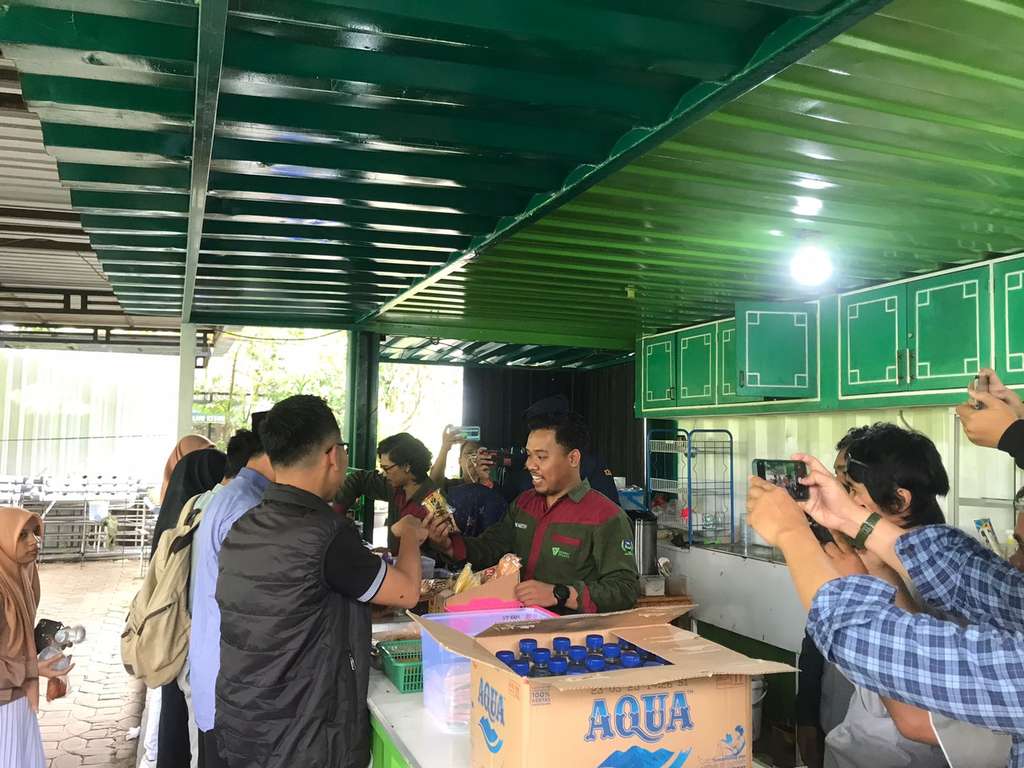 Kisah Mahasiswa Pengelola Kantin Kontainer Bisa Bayar Kuliah Sendiri Dari Hasil Penjualan Hingga Lulus Tepat Waktu