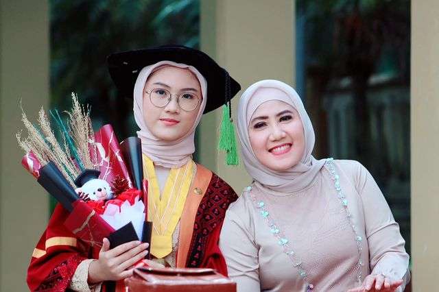 Potret Anak Gadis Ine Sinthya yang Calon Dokter