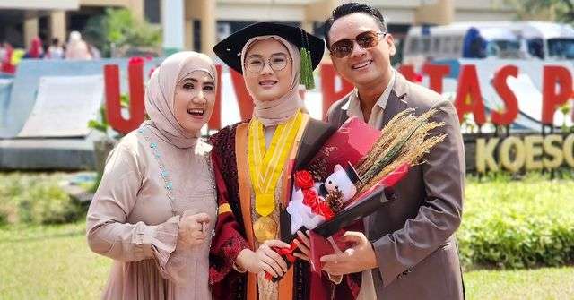 Potret Anak Gadis Ine Sinthya yang Calon Dokter