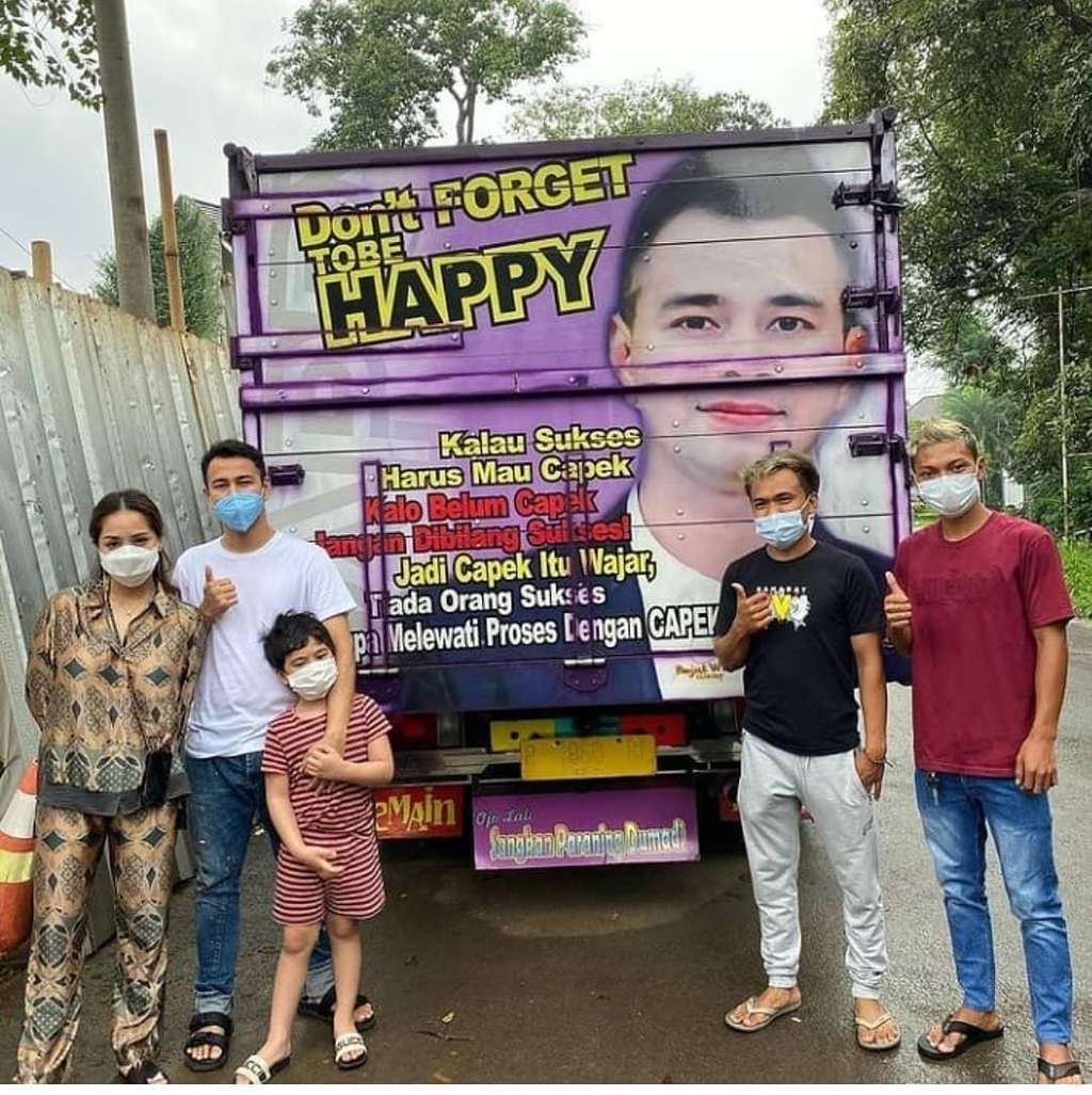 Selebriti jadi model gambar artis di bak truk.