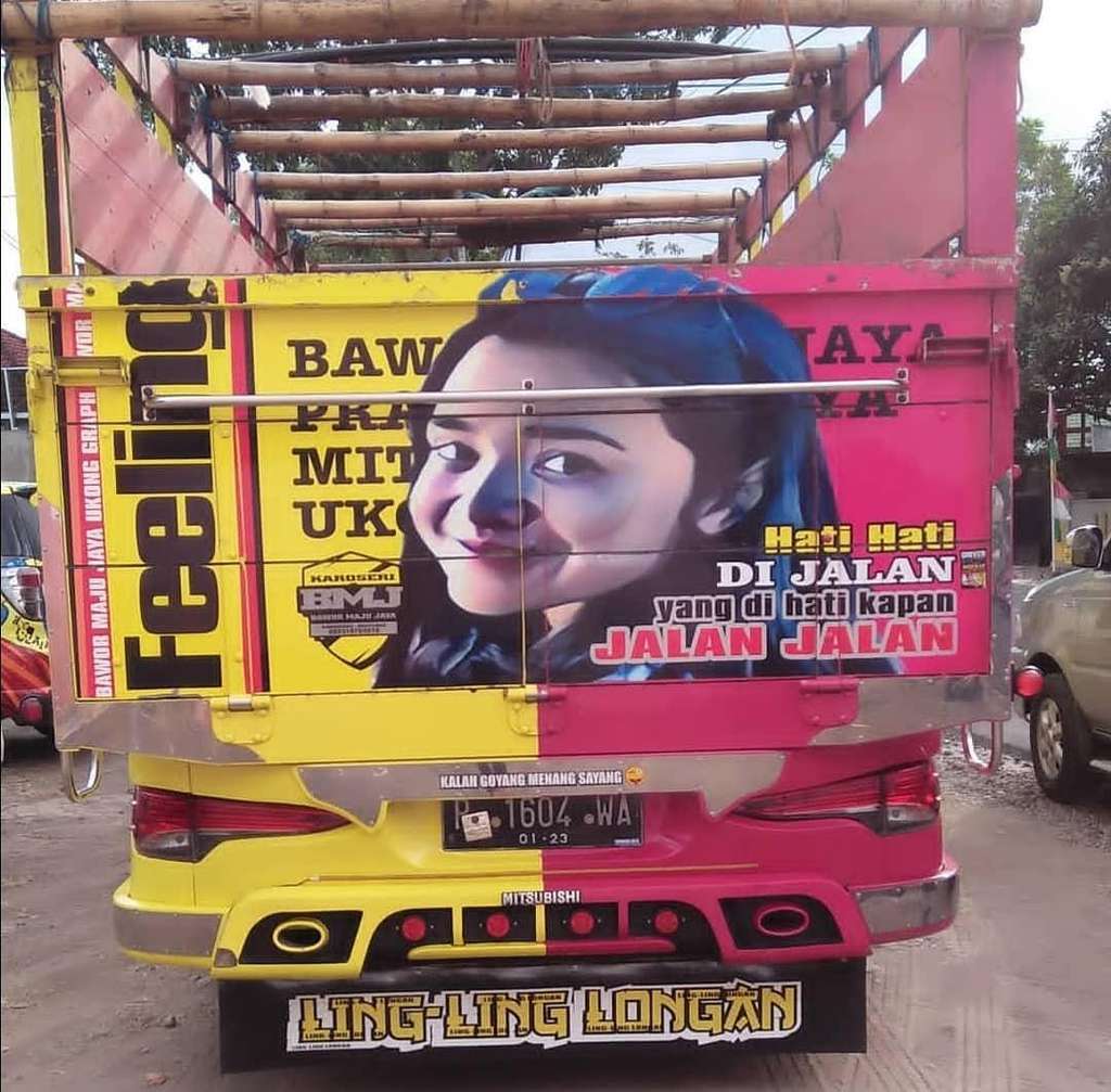 Selebriti jadi model gambar artis di bak truk.