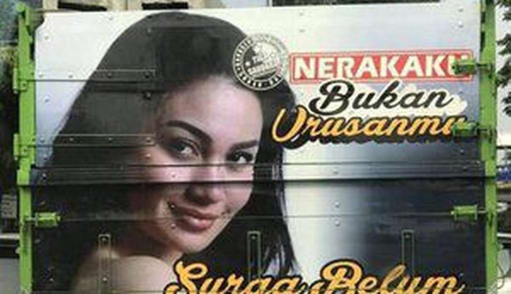 Selebriti jadi model gambar artis di bak truk.